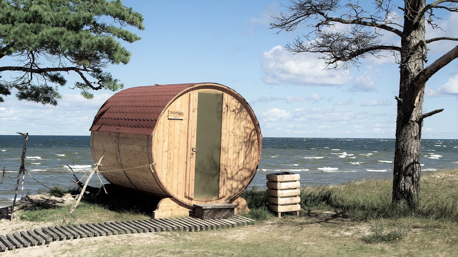 Rund bastu ute, nära havet