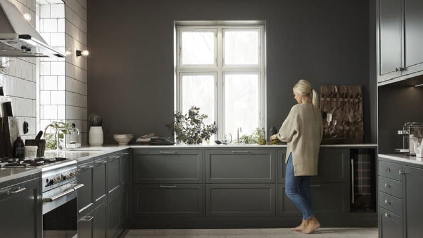 Kök i lantlig stil och mörkgrå luckor