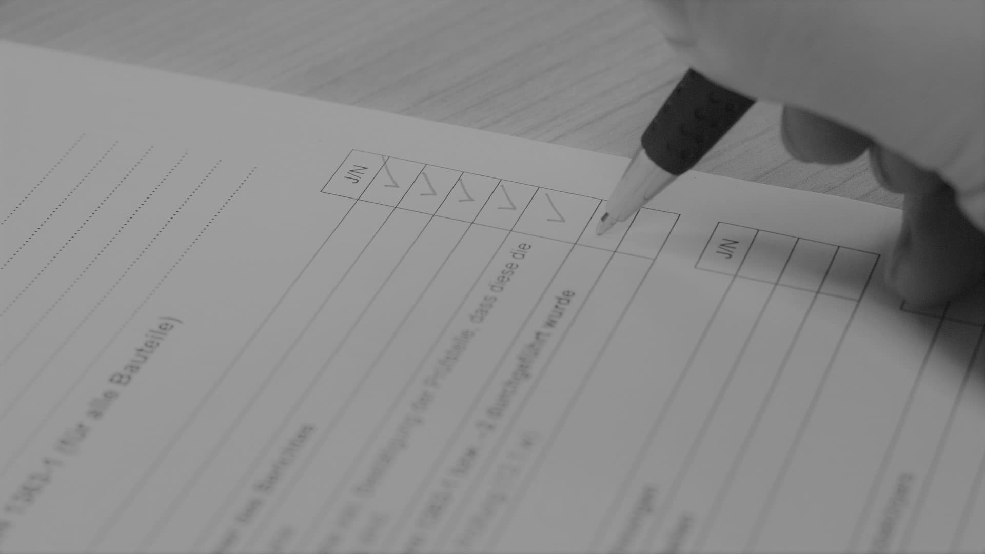 Checklista på skrivbord med penna, pappersark och trämaterial – planering inför renovering