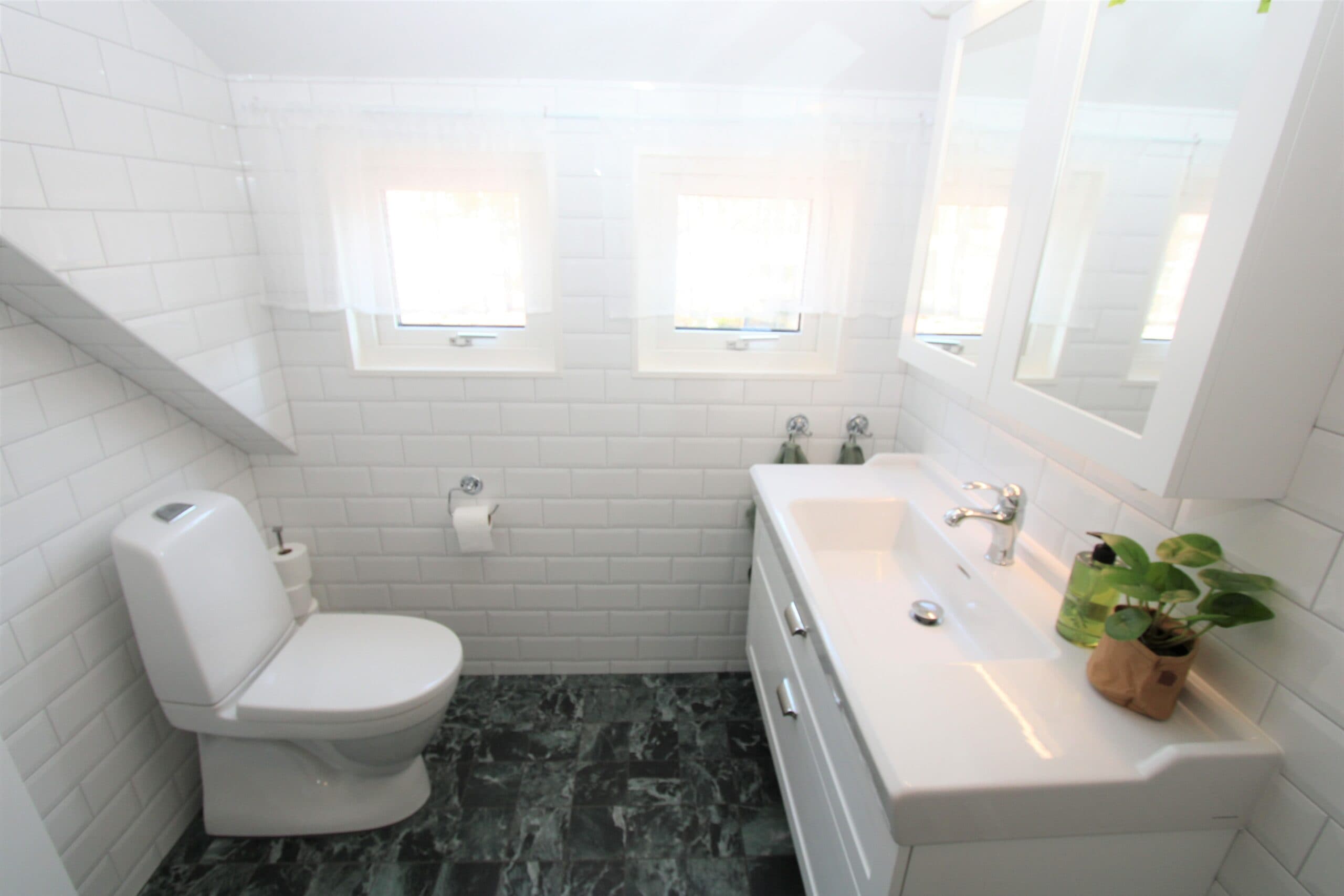 Del av badrum, marmorgolv i grönt.