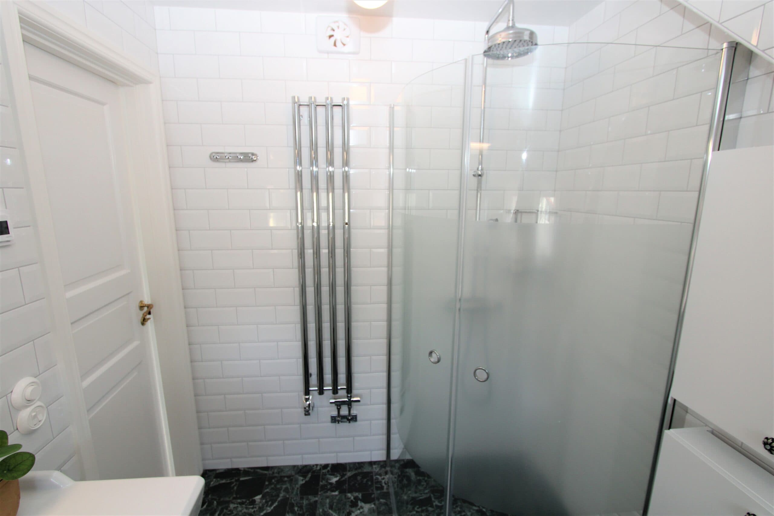 Avlång kromad handdukstork