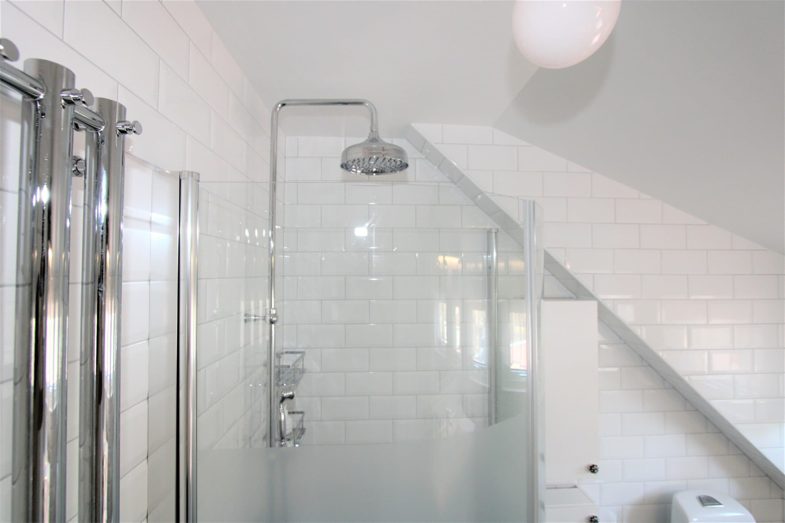 Duschbyggarnas takdusch i krom och sekelskiftstil