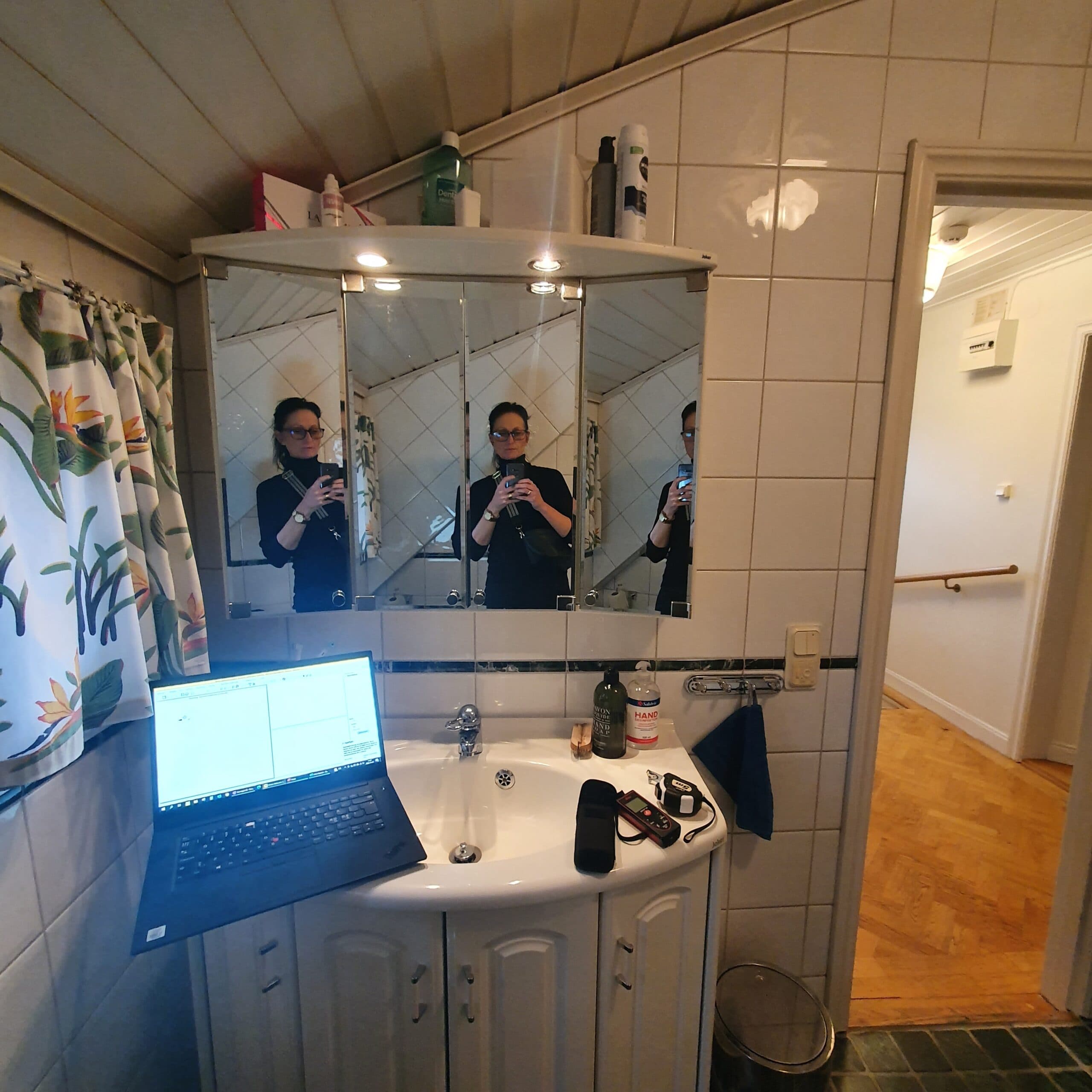 Badrum före renovering med äldre kakel, duschdraperi och traditionell inredning.