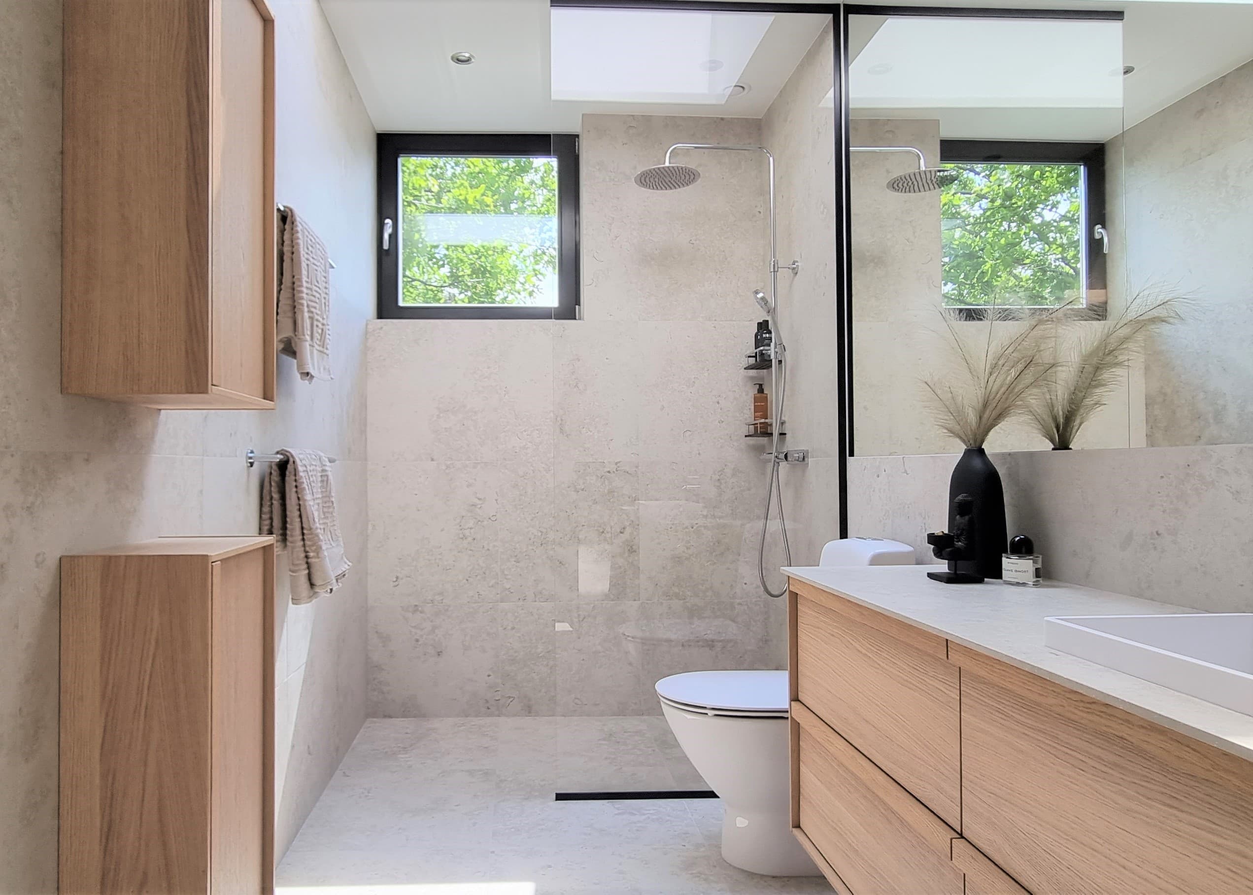 Harmonisktbadrum med serien Jura select ivory från Bricmate på golv och vägg