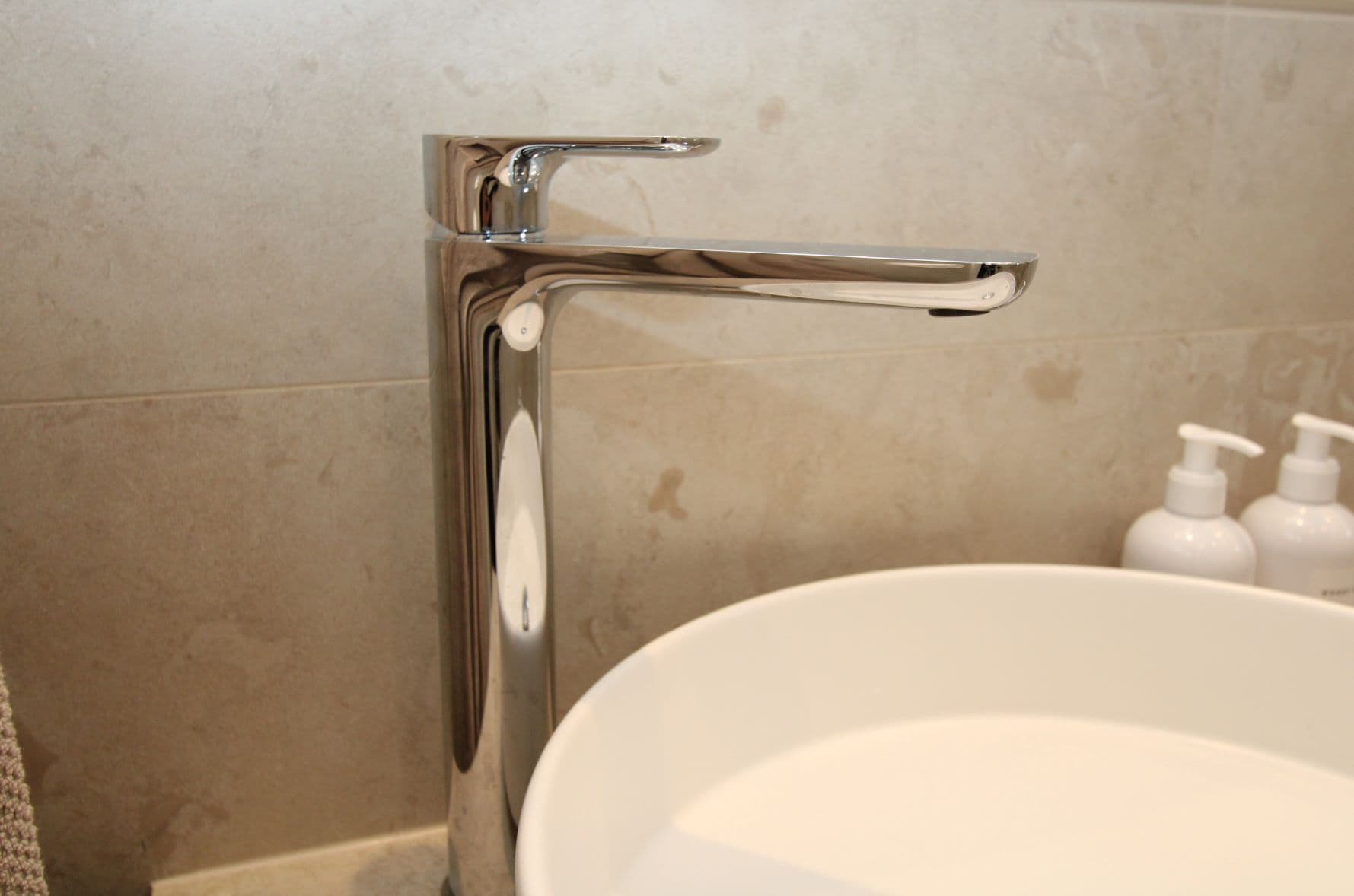 Modern hög kromad tvättställsblandare