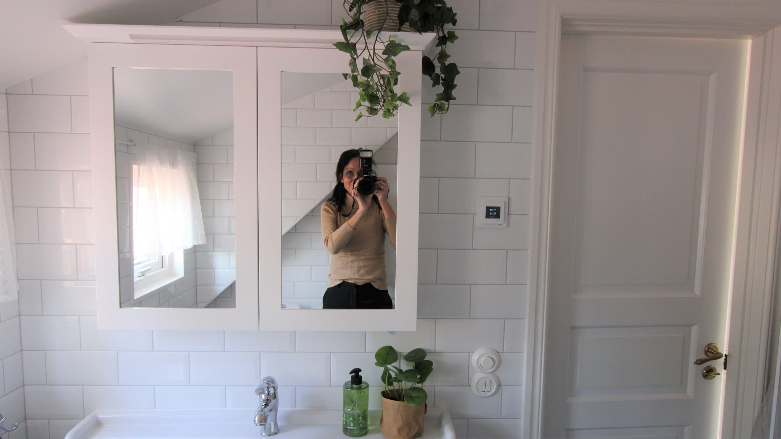 Vitt spegelskåp med ram