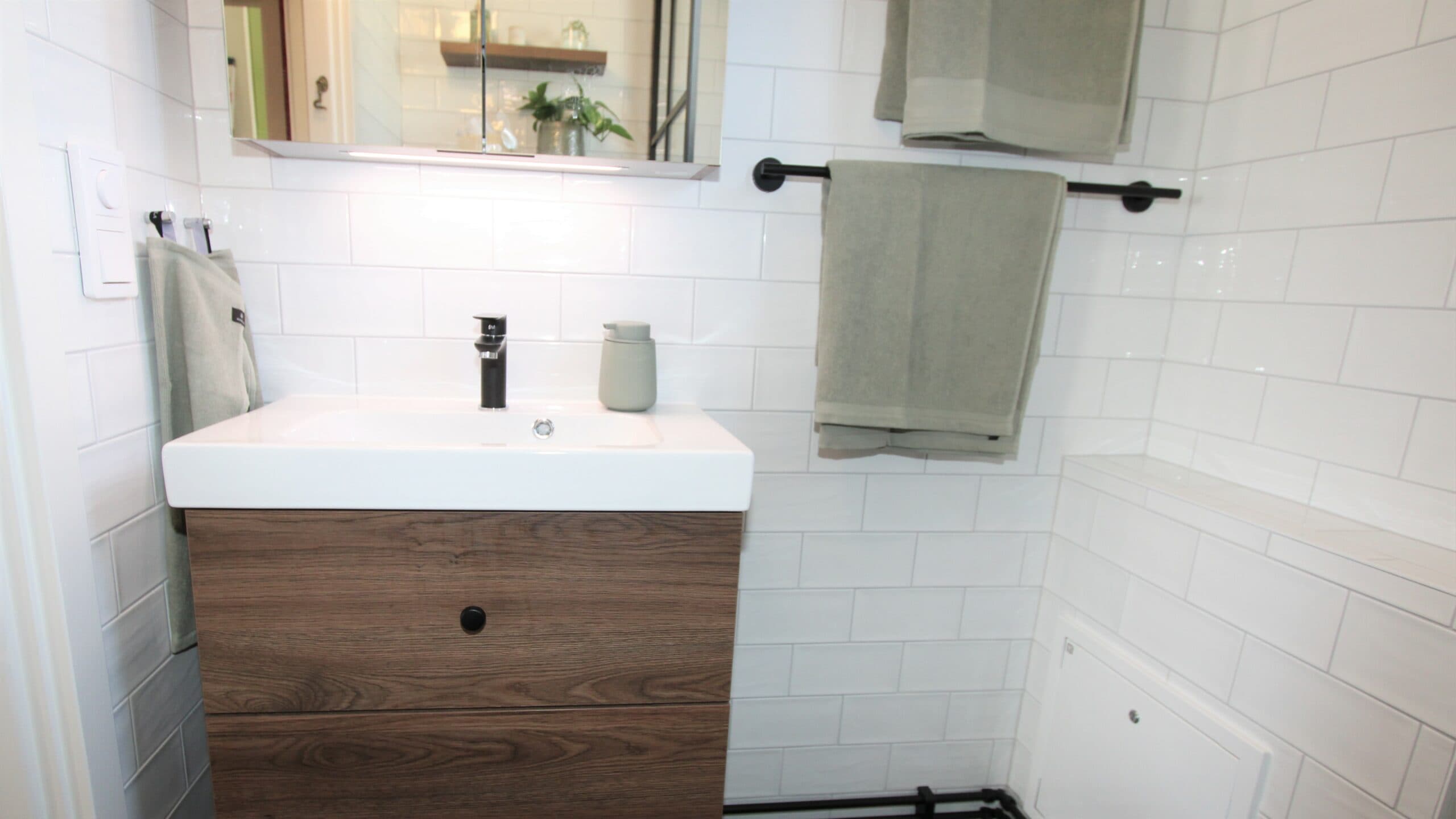 Kommod i naturtrogen brun ek med svarta detaljer