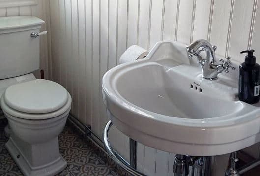 Klassiskt rundat handfat från sekelskiftet