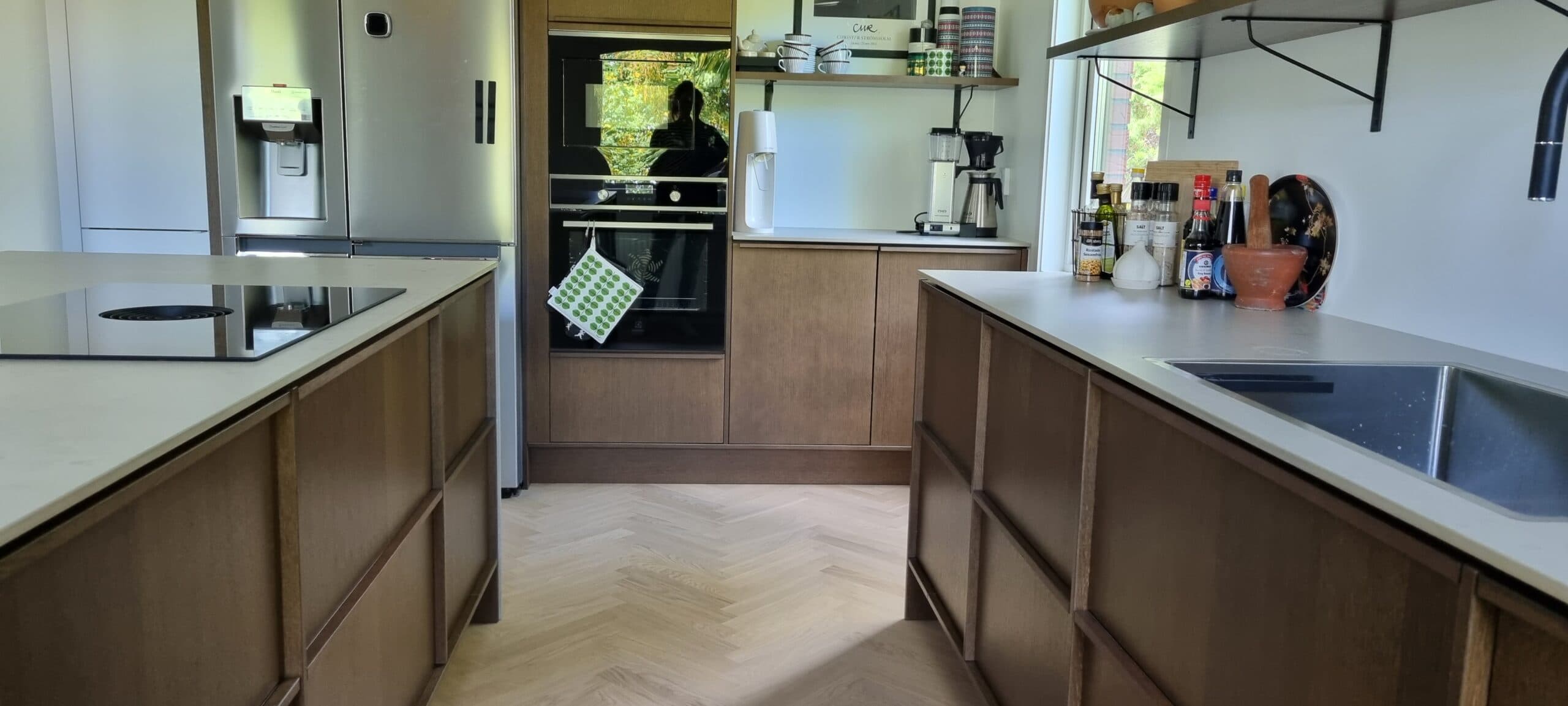 Kök i mörk betsad ek med Norrvange stenskivor från Bricmate