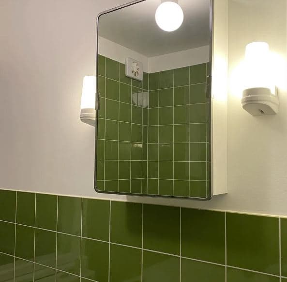 Retro badrum Byggfabrikens badrumsskåp, Bernadotte lampor och grönt kakel