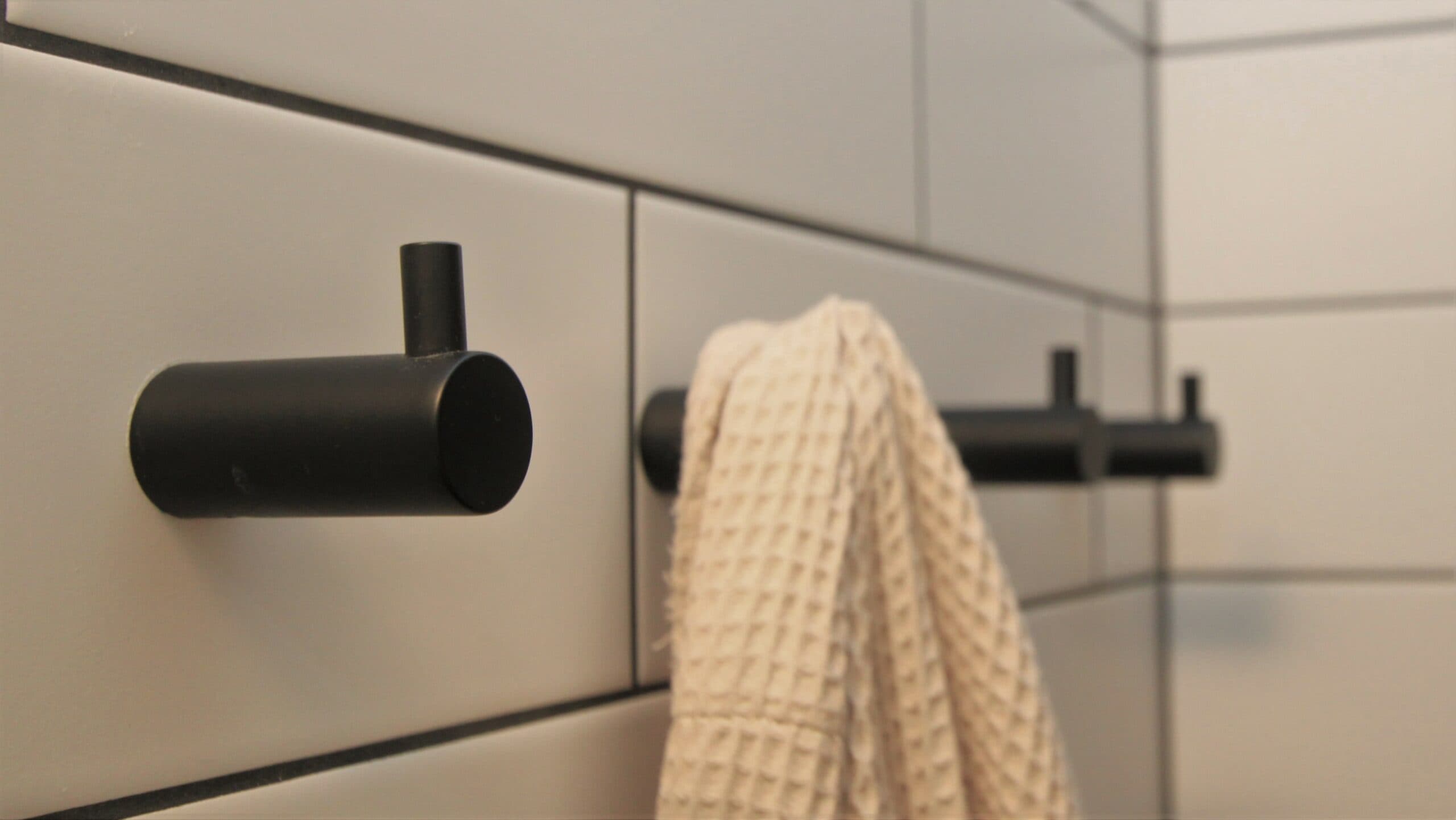 Svart handdukshängare - vit handduk hänger