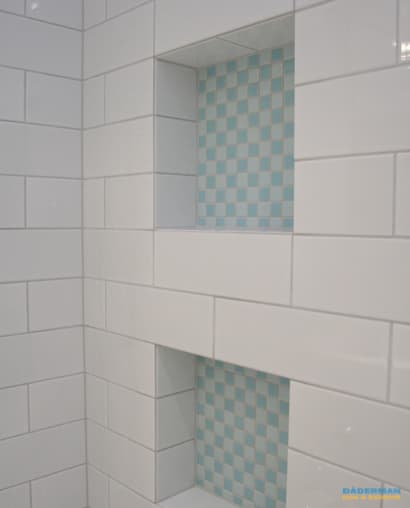 Klassiskt badrum med färgstarka detaljer