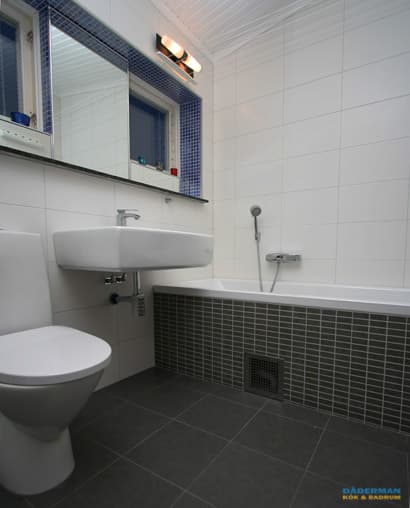 Badrum med mosaik i olika färger