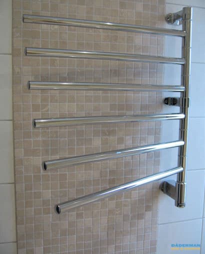 Badrum med vitt kakel och beiget klinker