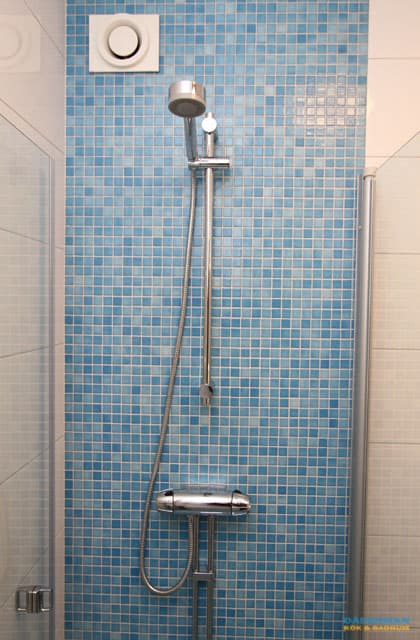 Färgglatt badrum i blått