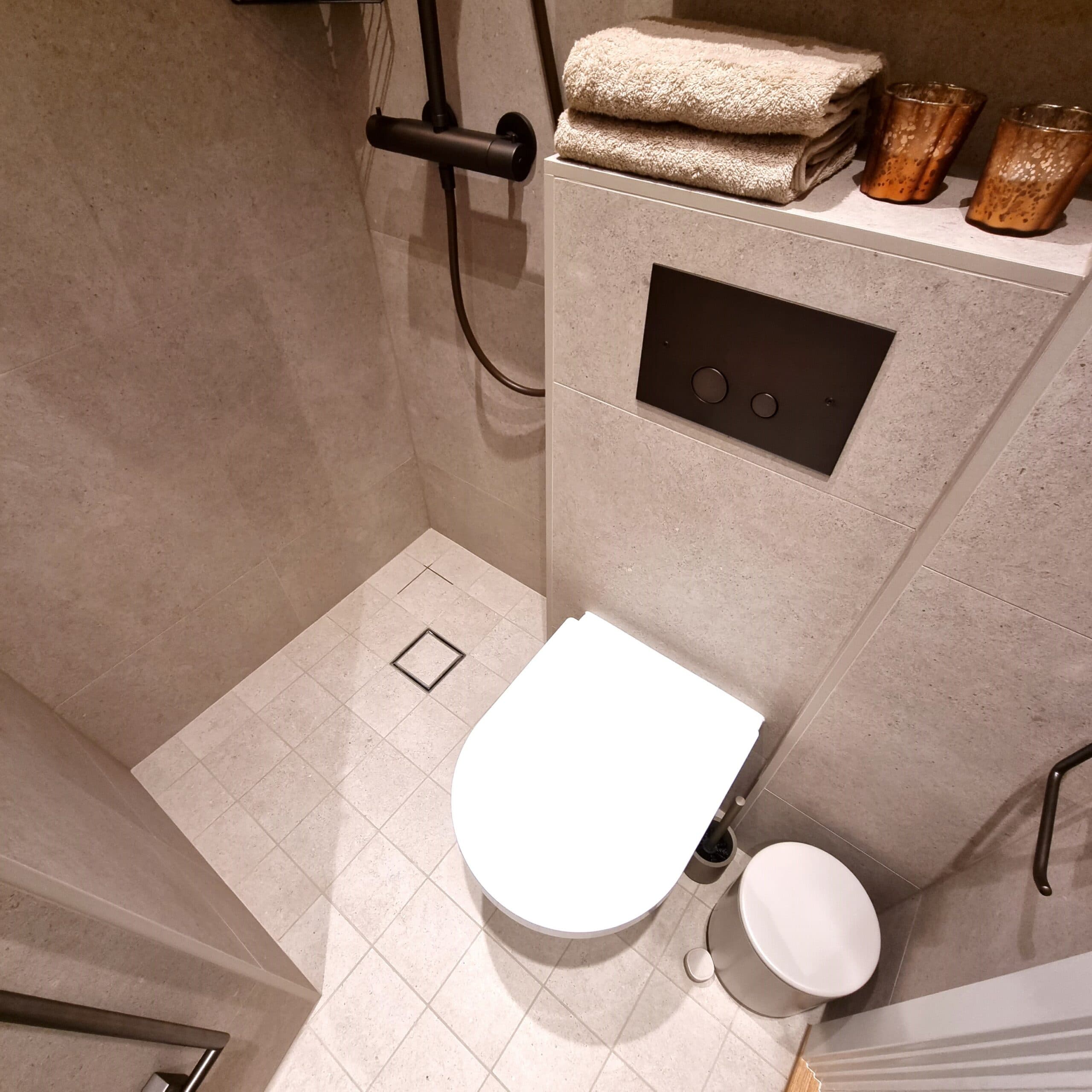 Litet sandfärgat badrum