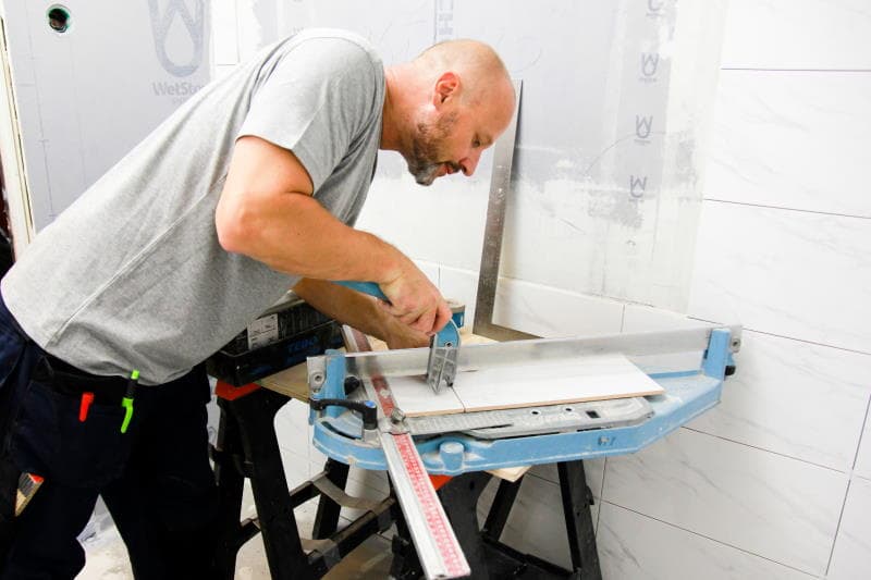 man jobbar med renovering