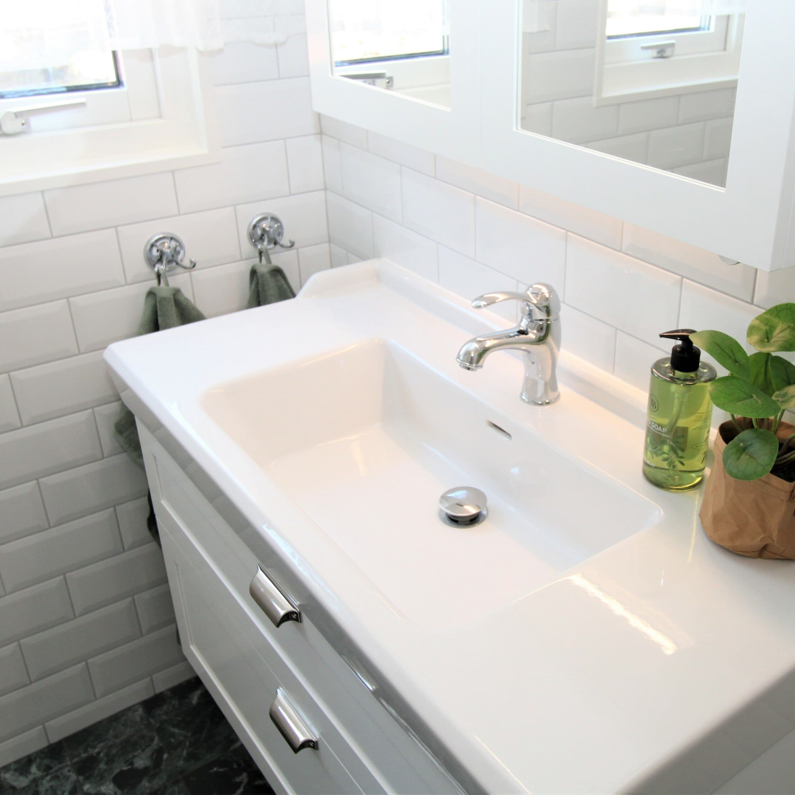 Handfat i vitkaklat badrum