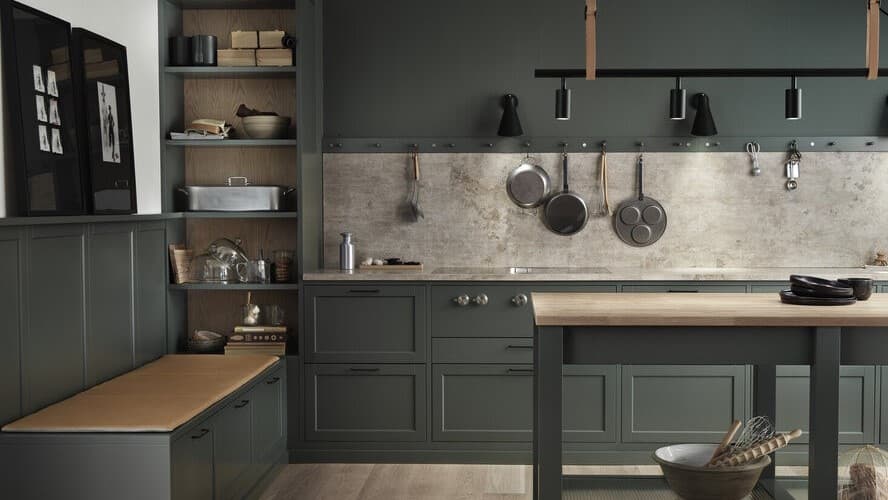 Lantligt kök i frågrön ton från Ballingslöv