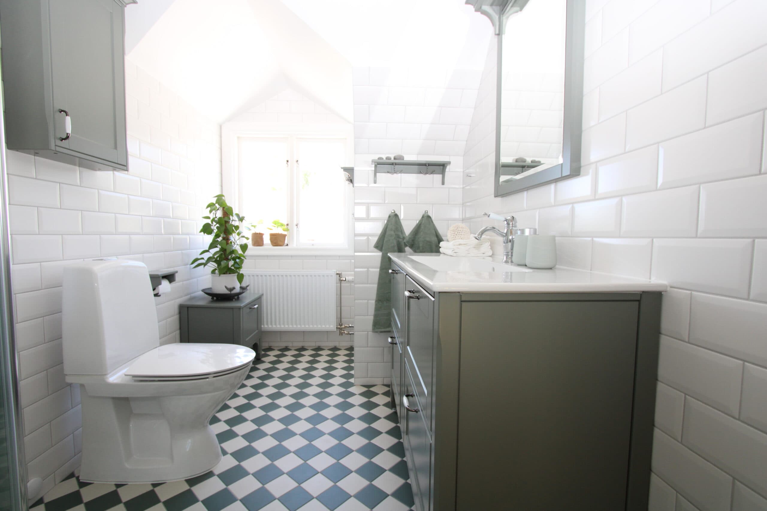 Sekelskiftsbadrum i vitt och grönt