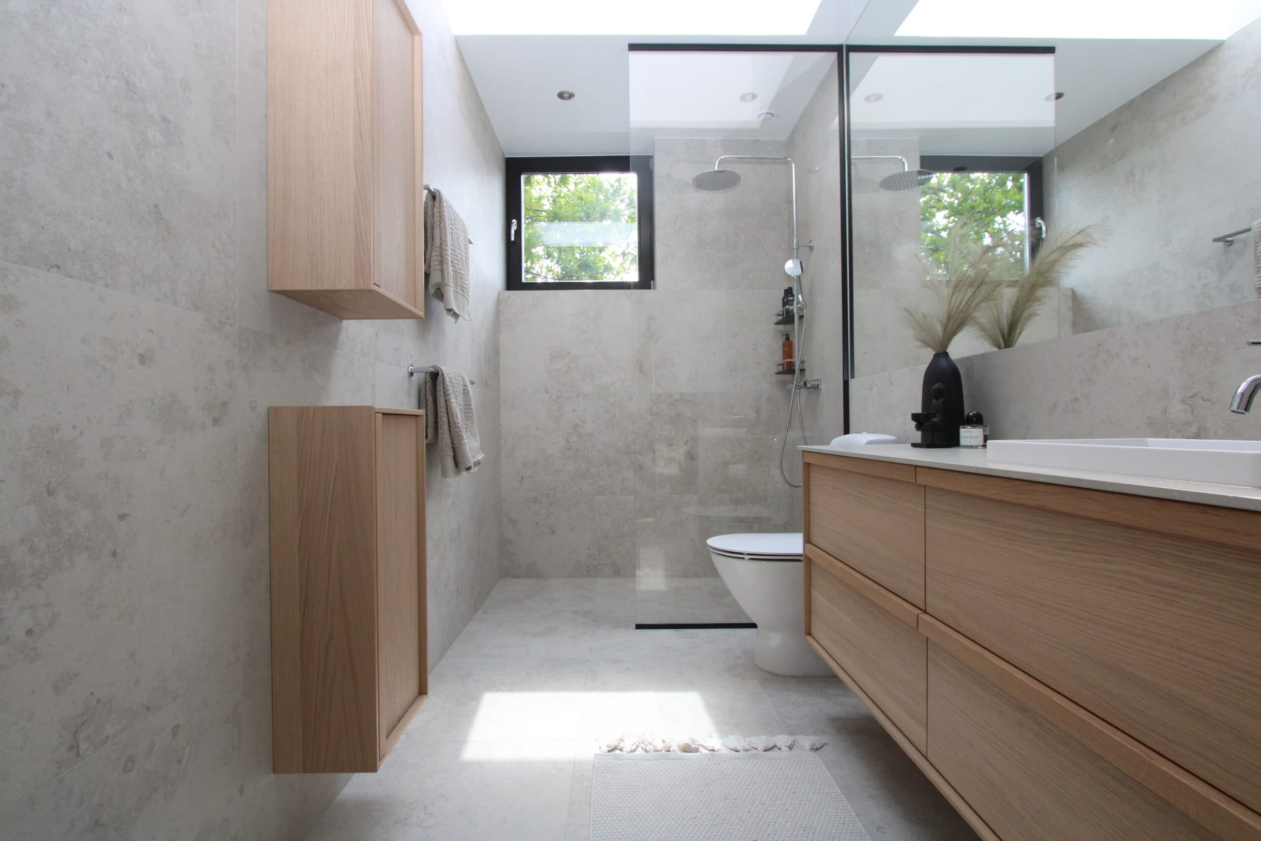 Stilfullt badrum i Bricmates Jura select ivorypå golv och vägg