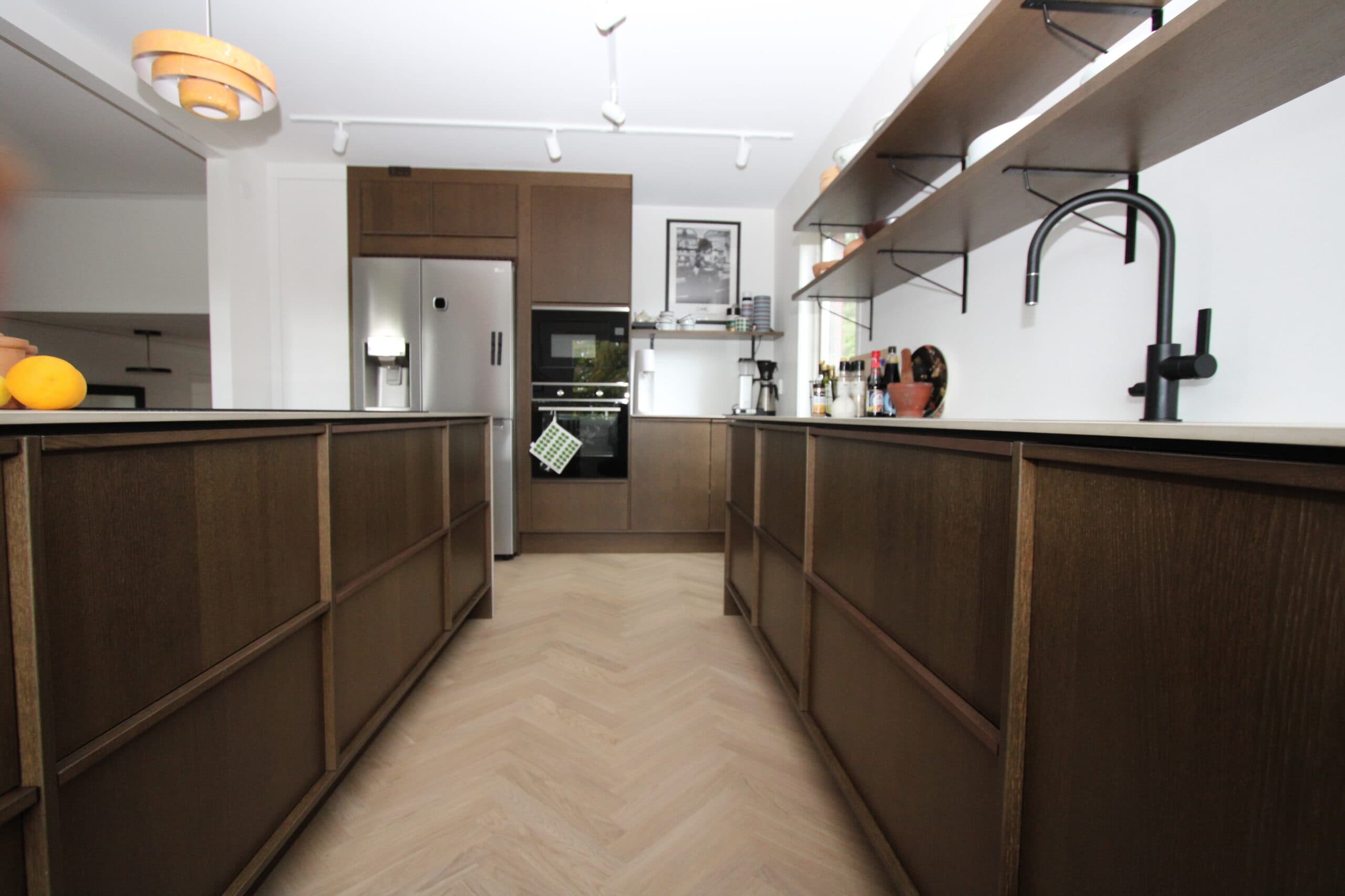 Köksluckor i mörkt trä från Marbodal