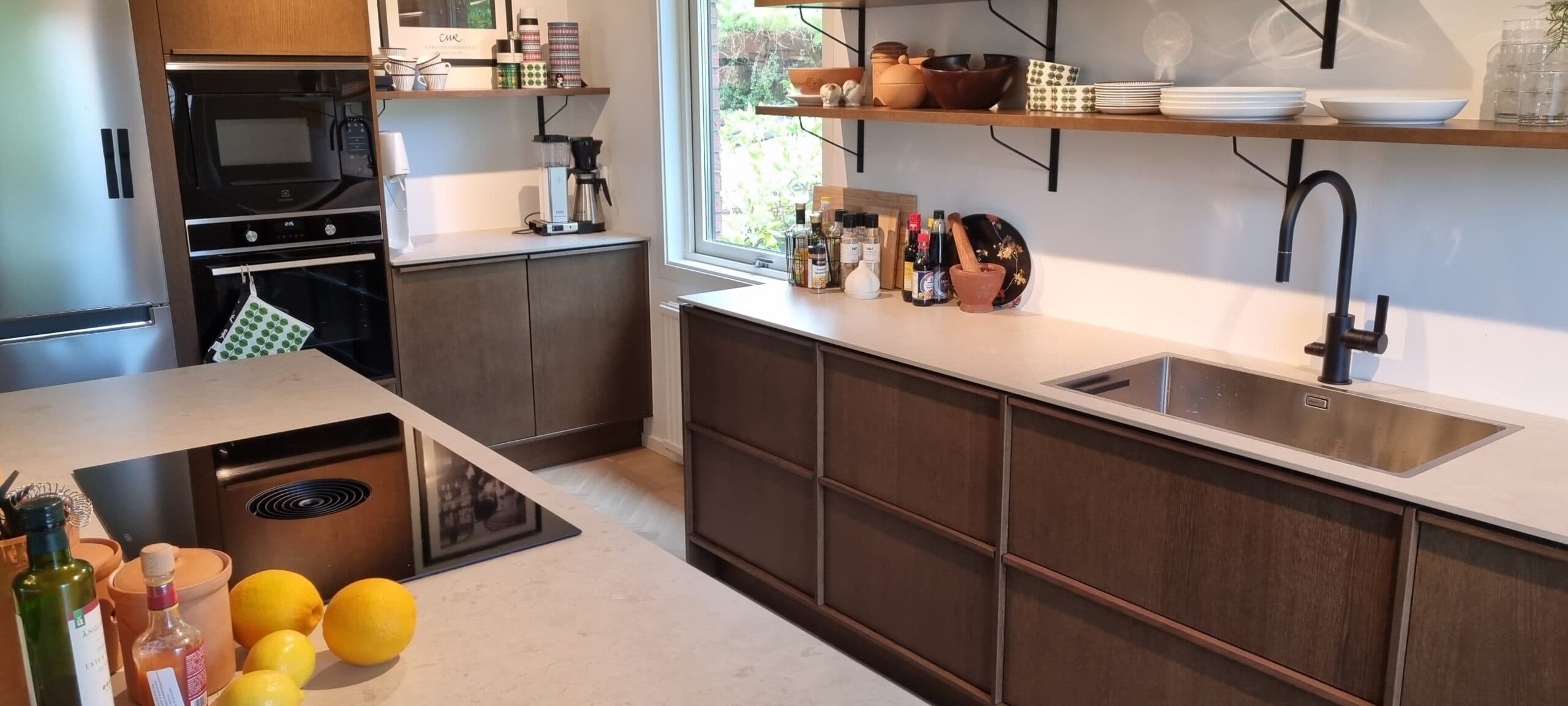 Kökslucka i mörkbetsad ek från Marbodal