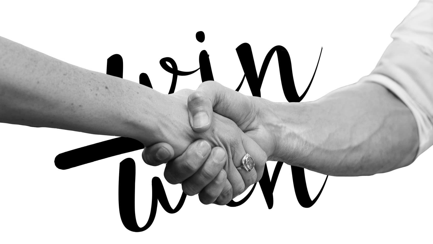 Två händer i ett handslag – symbol för tryggt samarbete vid renovering och byggprojekt