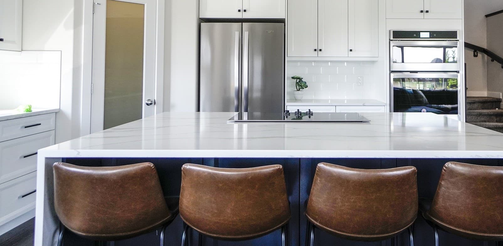 Köksö med barstolar i läder