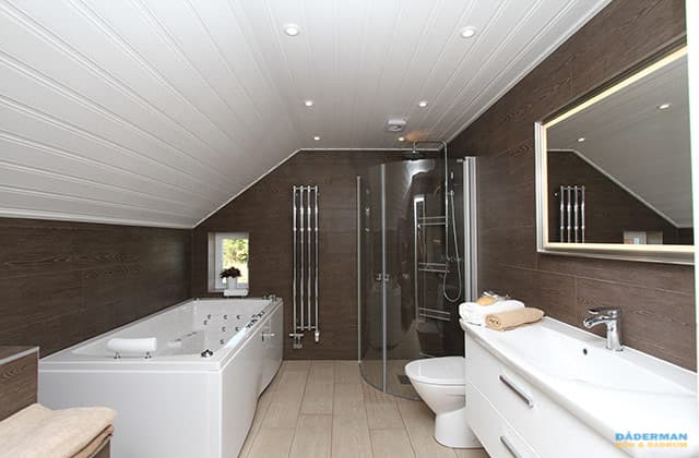 Ett badrum med träväggar