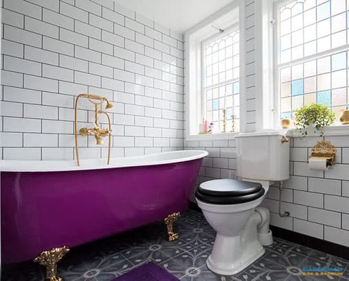 ett lila badkar med dådermans logga